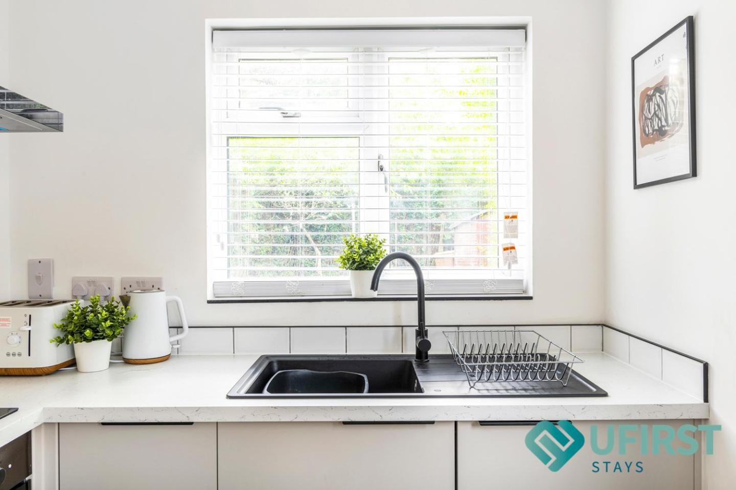 Bright 4-Bed Home - Close To City Hospital, Sherwood, Qmc & Quick Access To Nottingham City Centre Apartment *